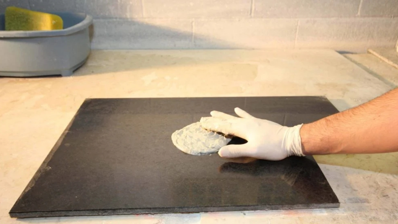 Đắp rút (đắp poultice) để hút vết bẩn, ố trên sàn đá