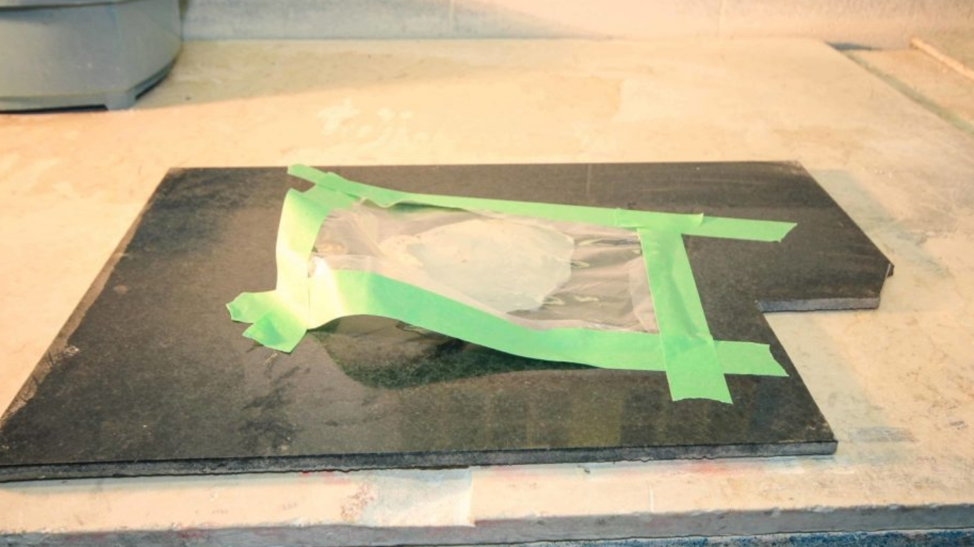 Gỡ lớp poultice khi chưa khô hoàn toàn sẽ làm gián đoạn quá trình hút vết bẩn