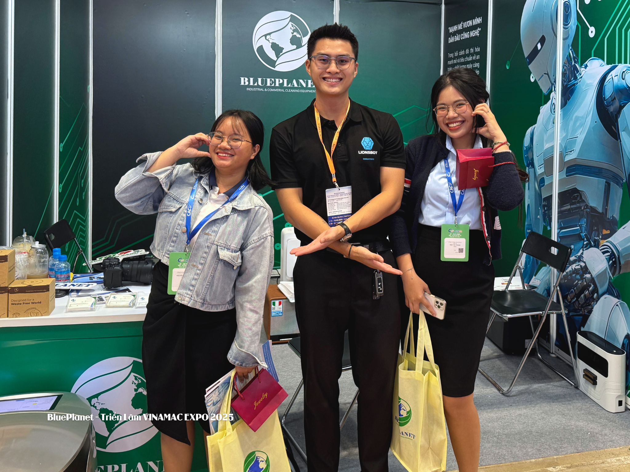 Khách hàng tìm hiểu về robot qua trò chơi nhỏ thú vị để nhận quà lưu niệm