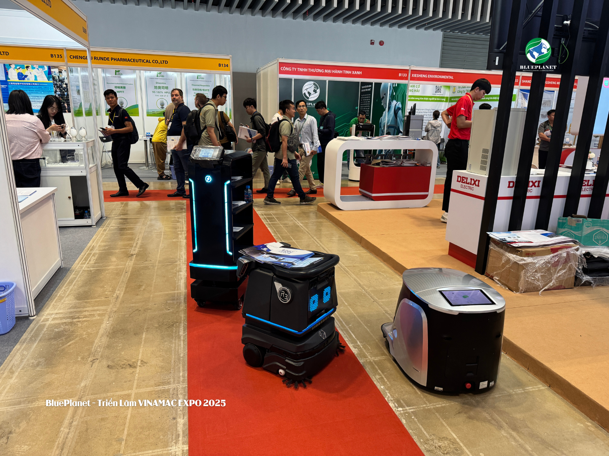 Robot phục vụ, robot hút bụi và robot chà sàn đang đi demo để thu hút khách hàng.