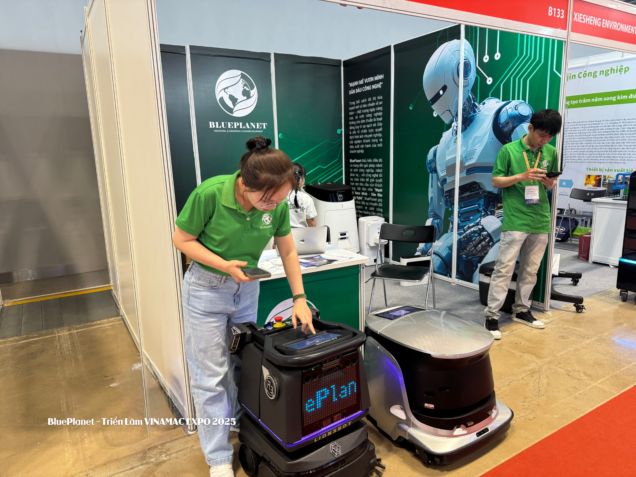 Nhân viên của BluePlanet đang setup LionsBot R3 VAC để đi demo.