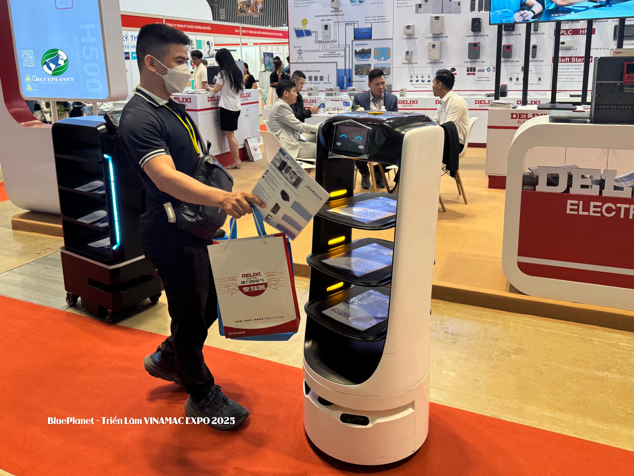 Khách tham quan đang "tạo độ khó" cho robot phục vụ, nhưng robot vẫn vượt qua thử thách hoàn hảo.