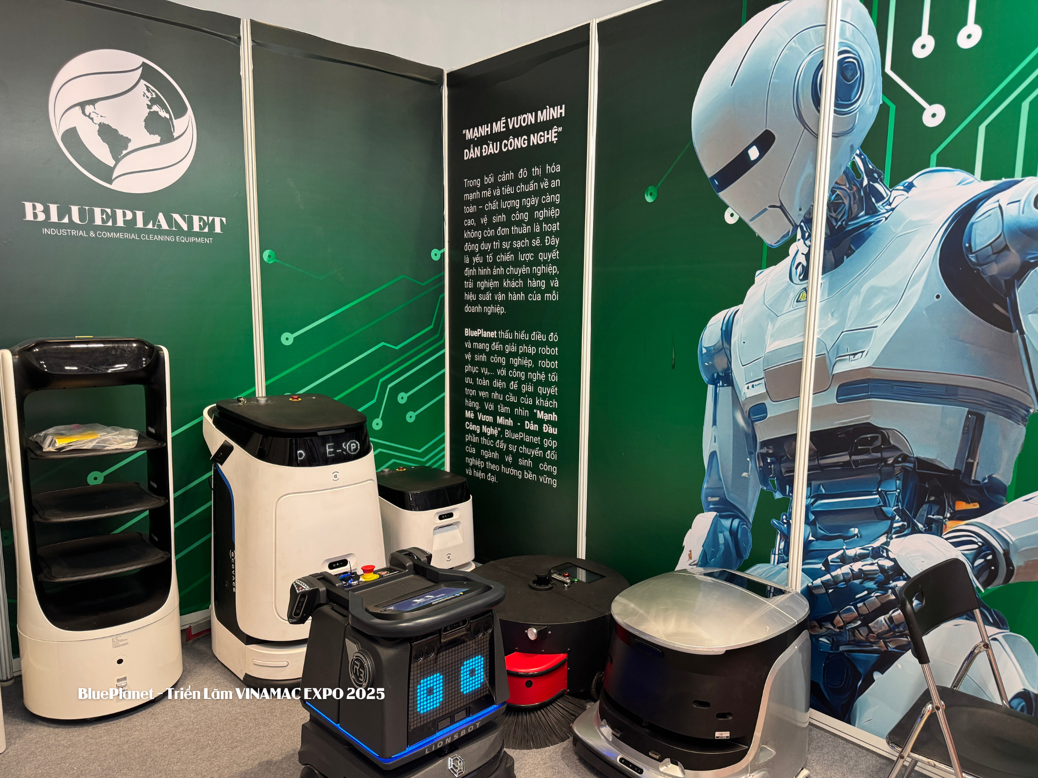 Gian hàng của BluePlanet với bộ sưu tập robot tự hành nổi bật.