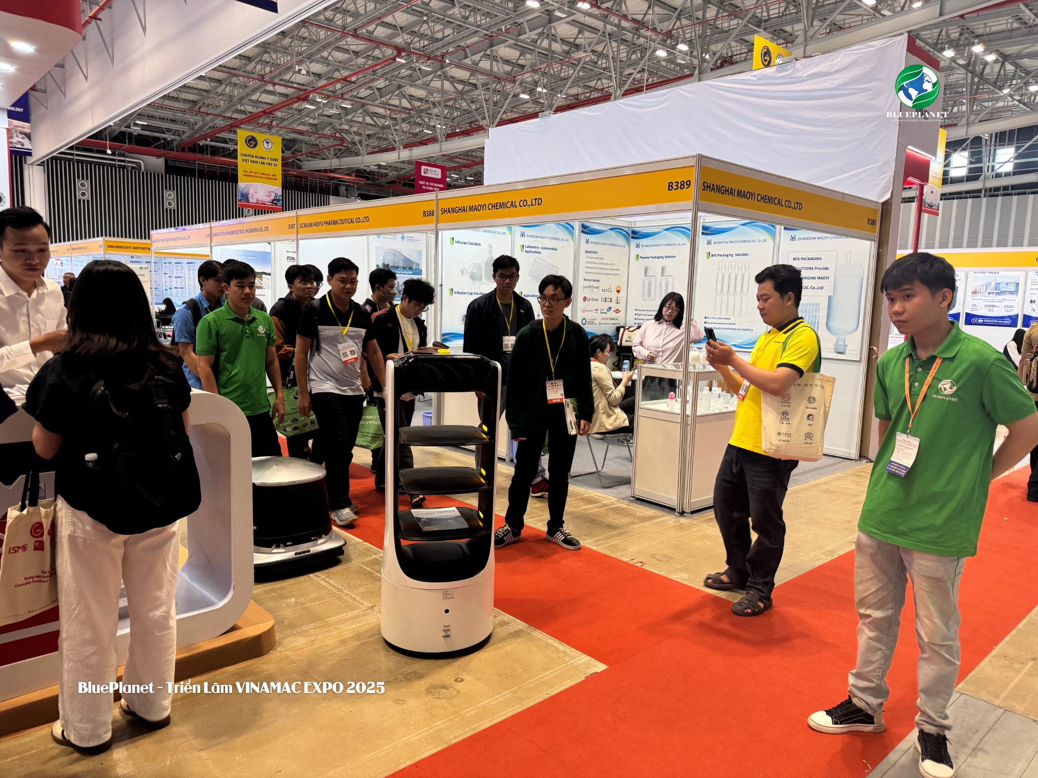 Robot của BluePlanet thu hút hàng loạt khách tham quan đến xem demo robot và trải nghiệm công nghệ mới.