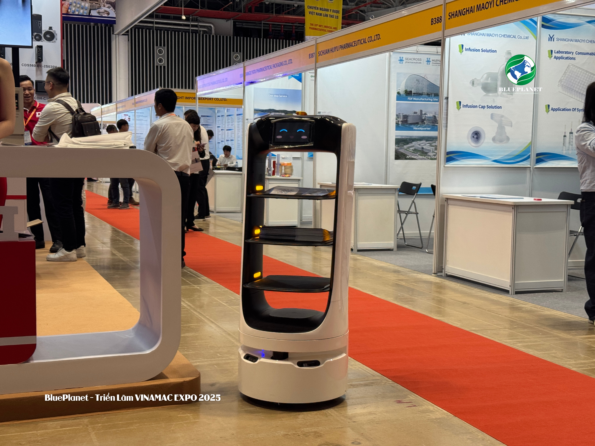 Robot bồi bàn FBOT12D đi quảng cáo và gửi catalogue đến khách tham quan.