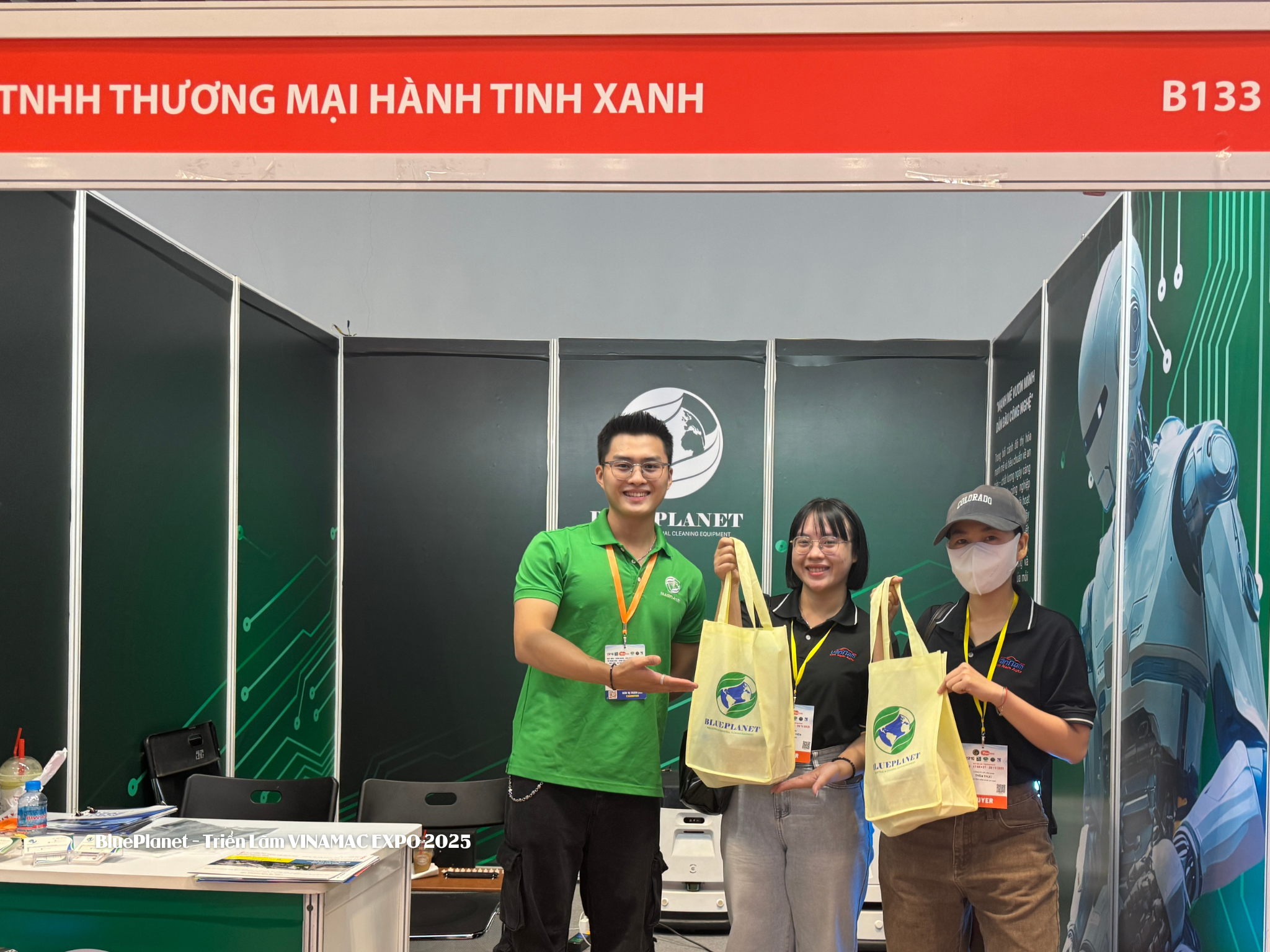 Khách tham quan hào hứng tham gia minigame và nhận quà lưu niệm