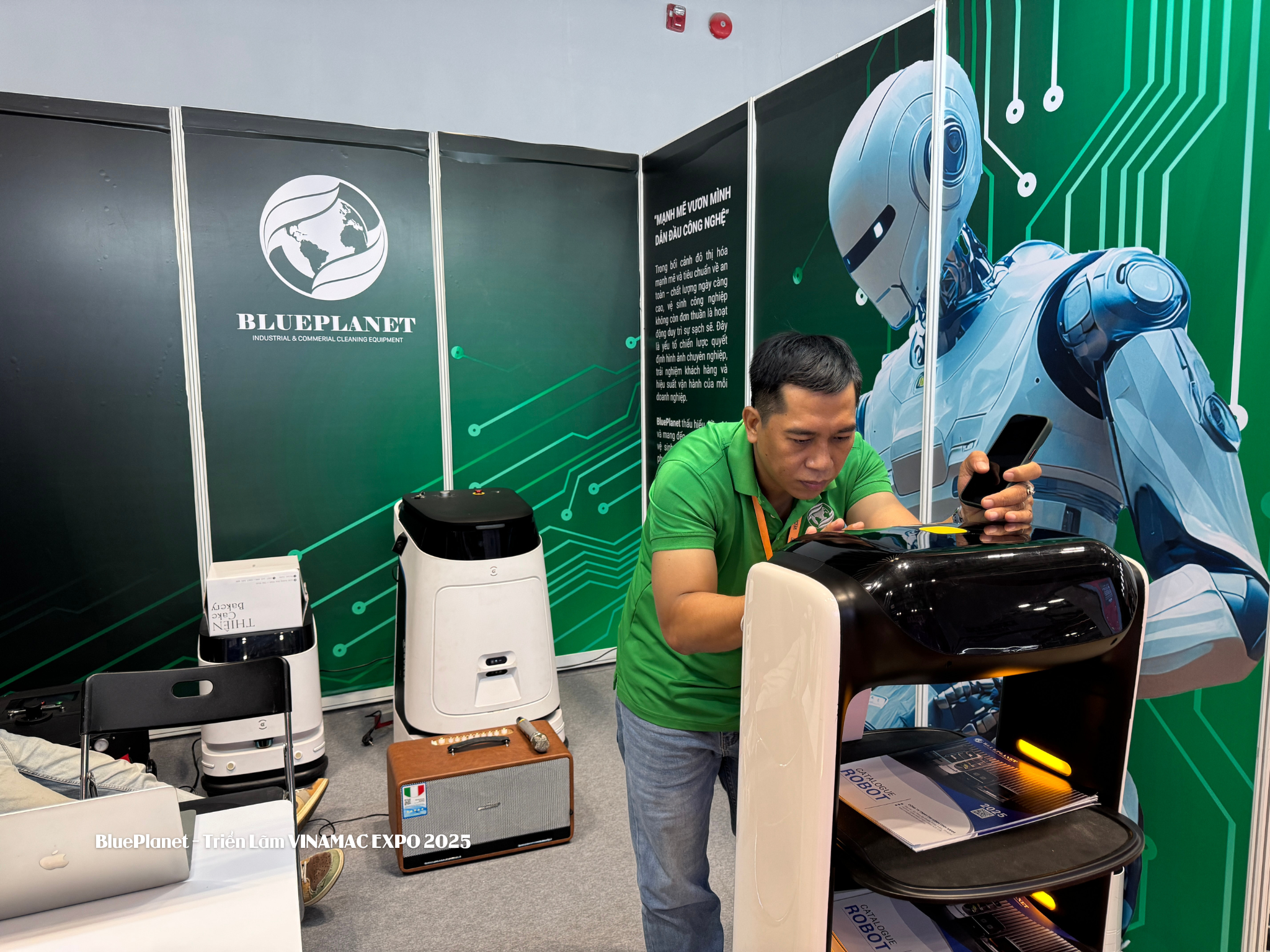 Nhân viên của BluePlanet đang setup robot bồi bàn để đi quảng cáo, phát catalogue cho khách tham quan.