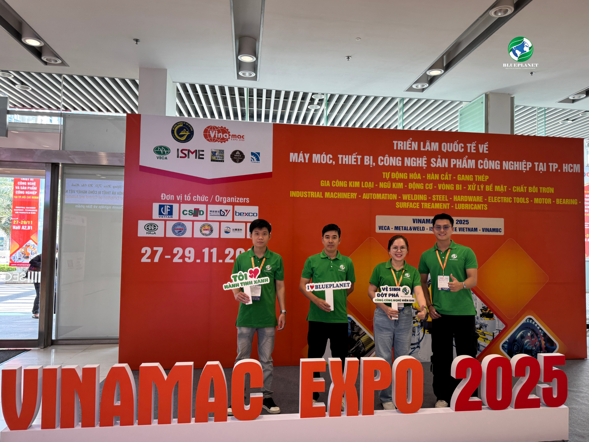 Nhân viên BluePlanet chụp hình lưu niệm