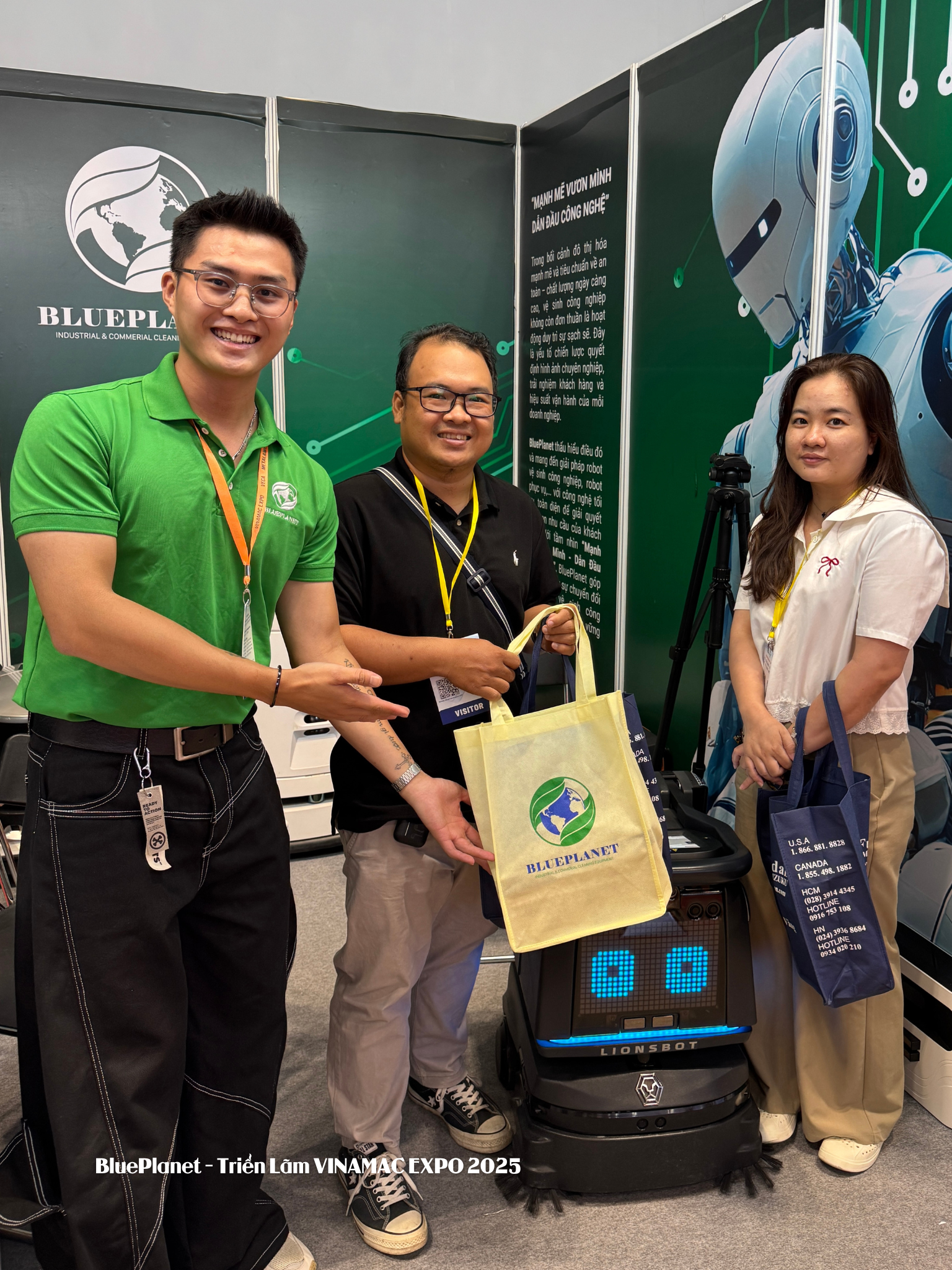 Phần quà lưu niệm đã được trao cho hai vị khách may mắn.