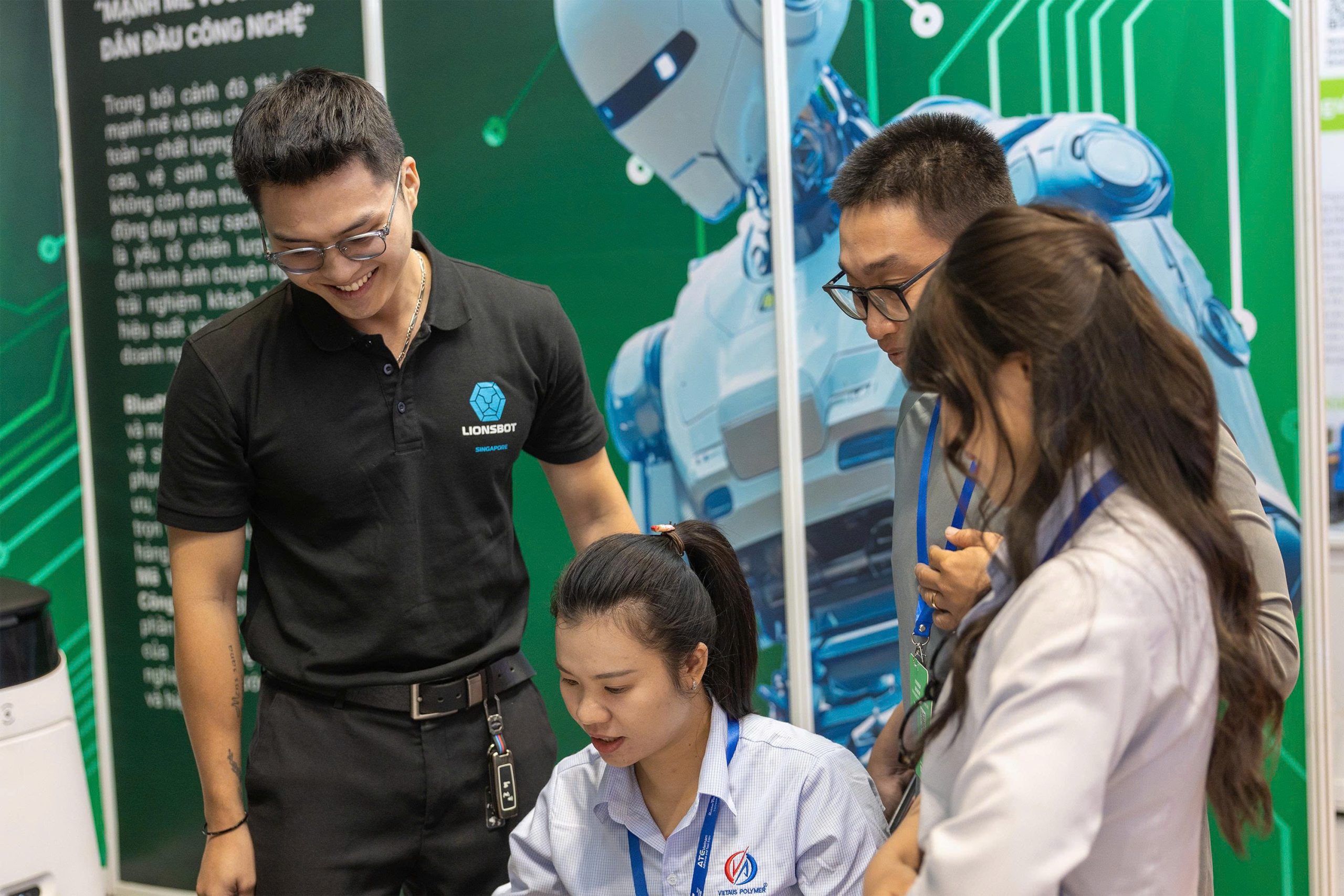 Khách tham quan đang tham gia minigame tìm hiểu về robot.