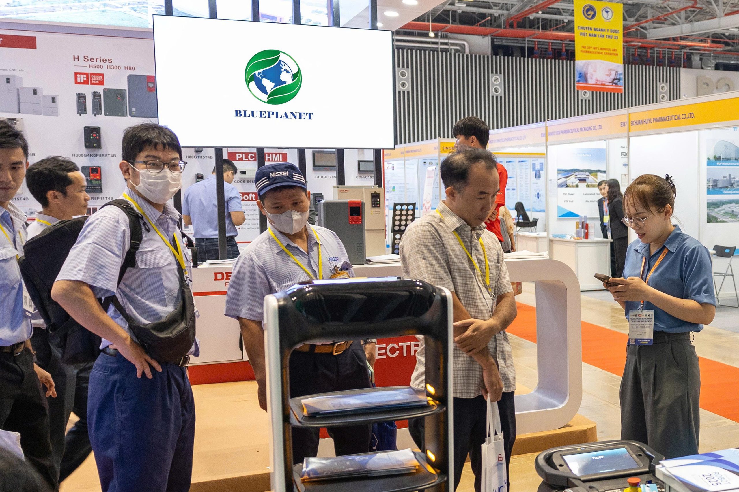 Robot độc quyền tại Việt Nam – Tâm điểm của gian hàng BluePlanet