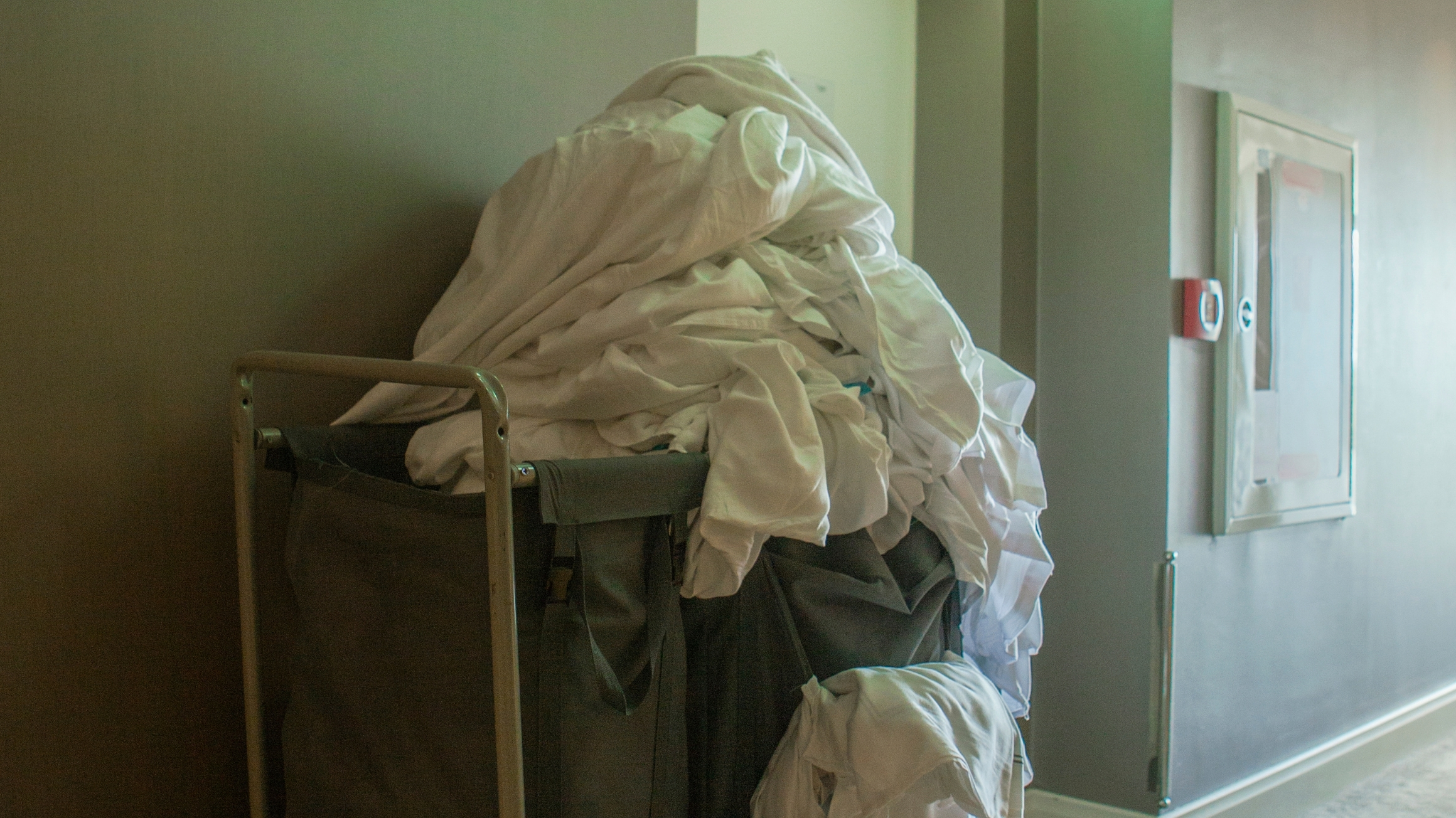 Khi không có xe dọn phòng khách sạn phù hợp, nhân viên buồng phòng rất dễ gặp tình trạng di chuyển nhiều lần