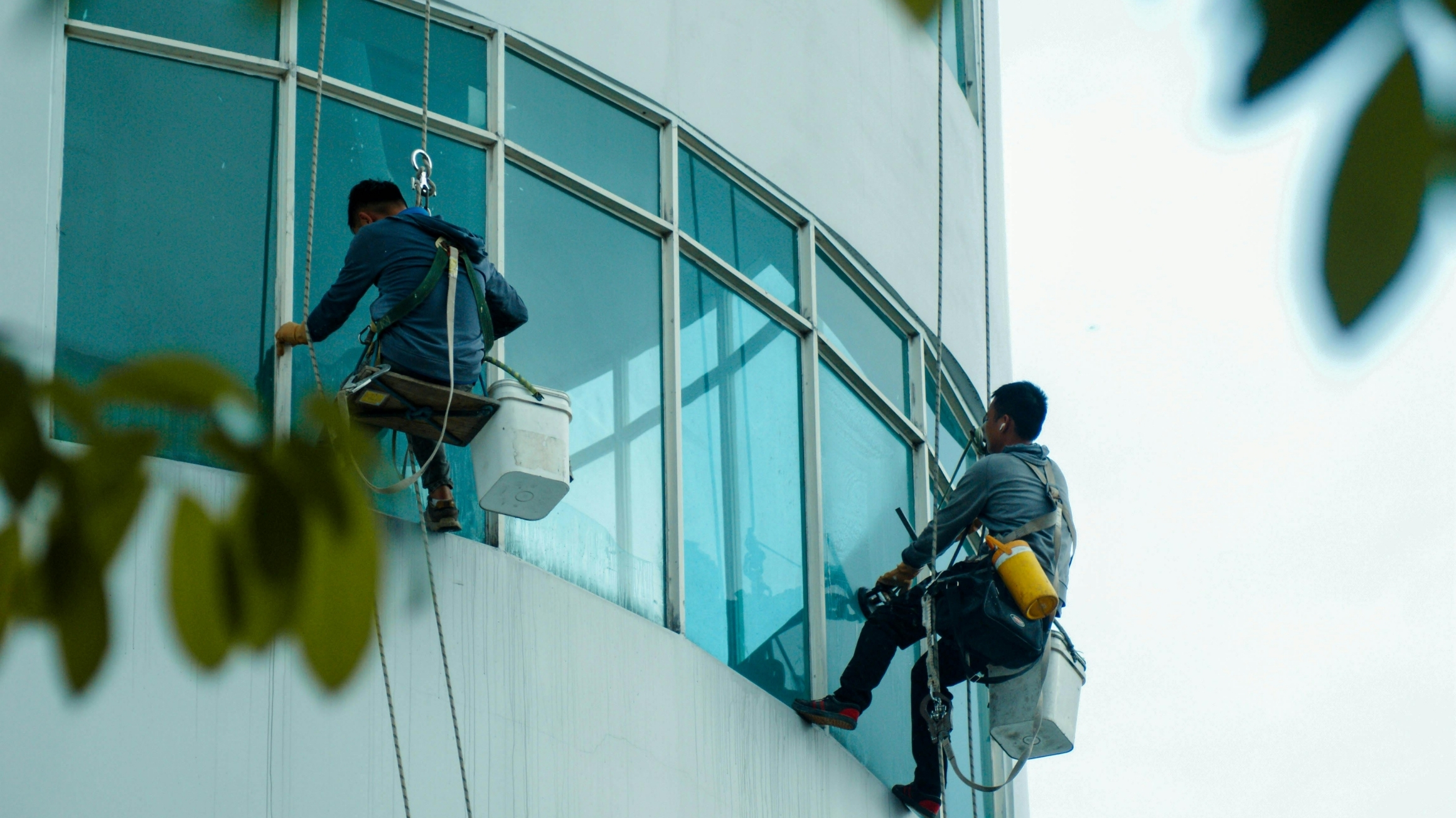 Khác với vệ sinh kính truyền thống, vệ sinh kính không hóa chất đang được quan tâm