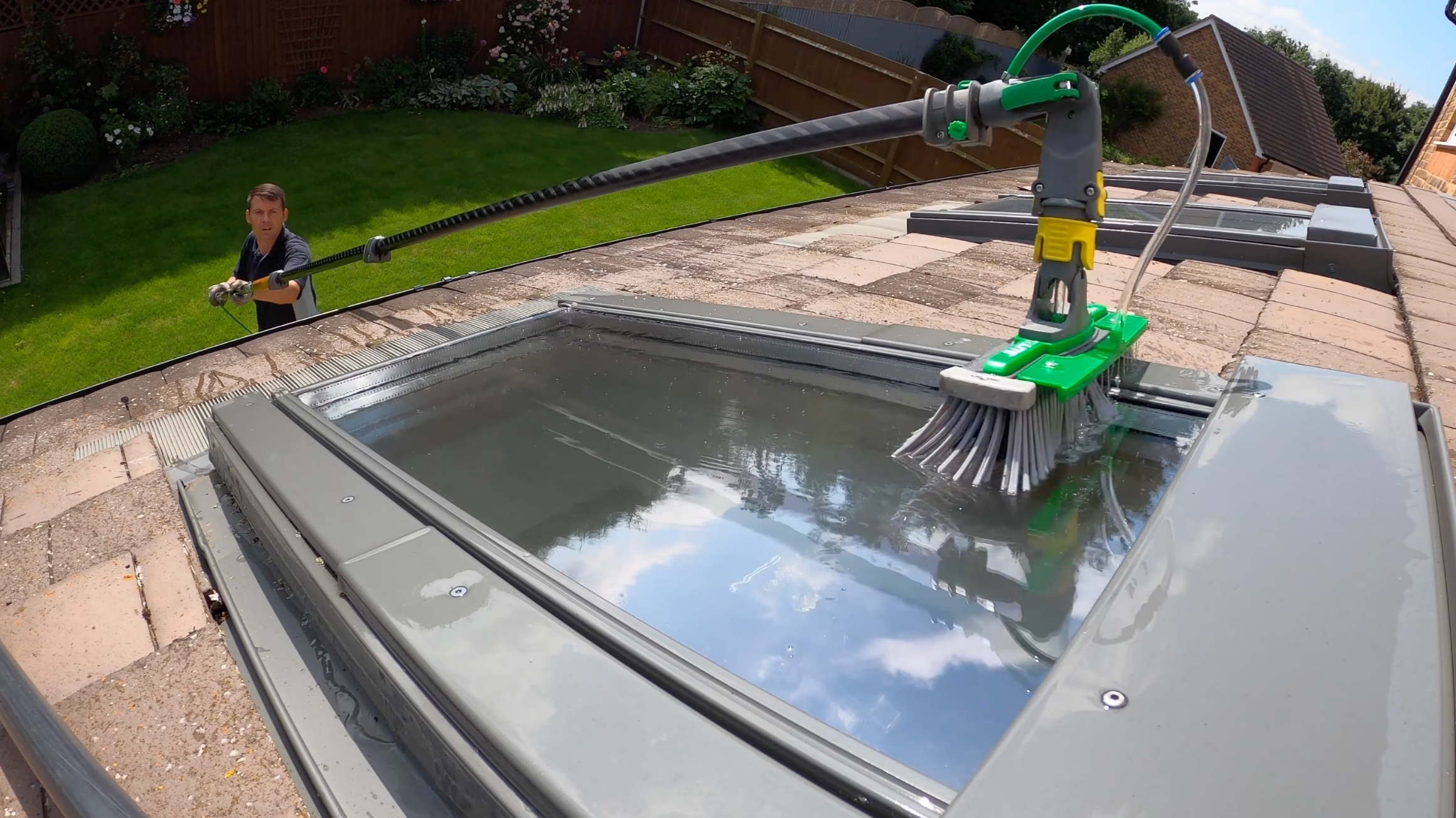 Khi bàn chải kết hợp với nước tinh khiết tiếp xúc lên bề mặt kính, bụi bẩn và tạp chất sẽ được làm sạch