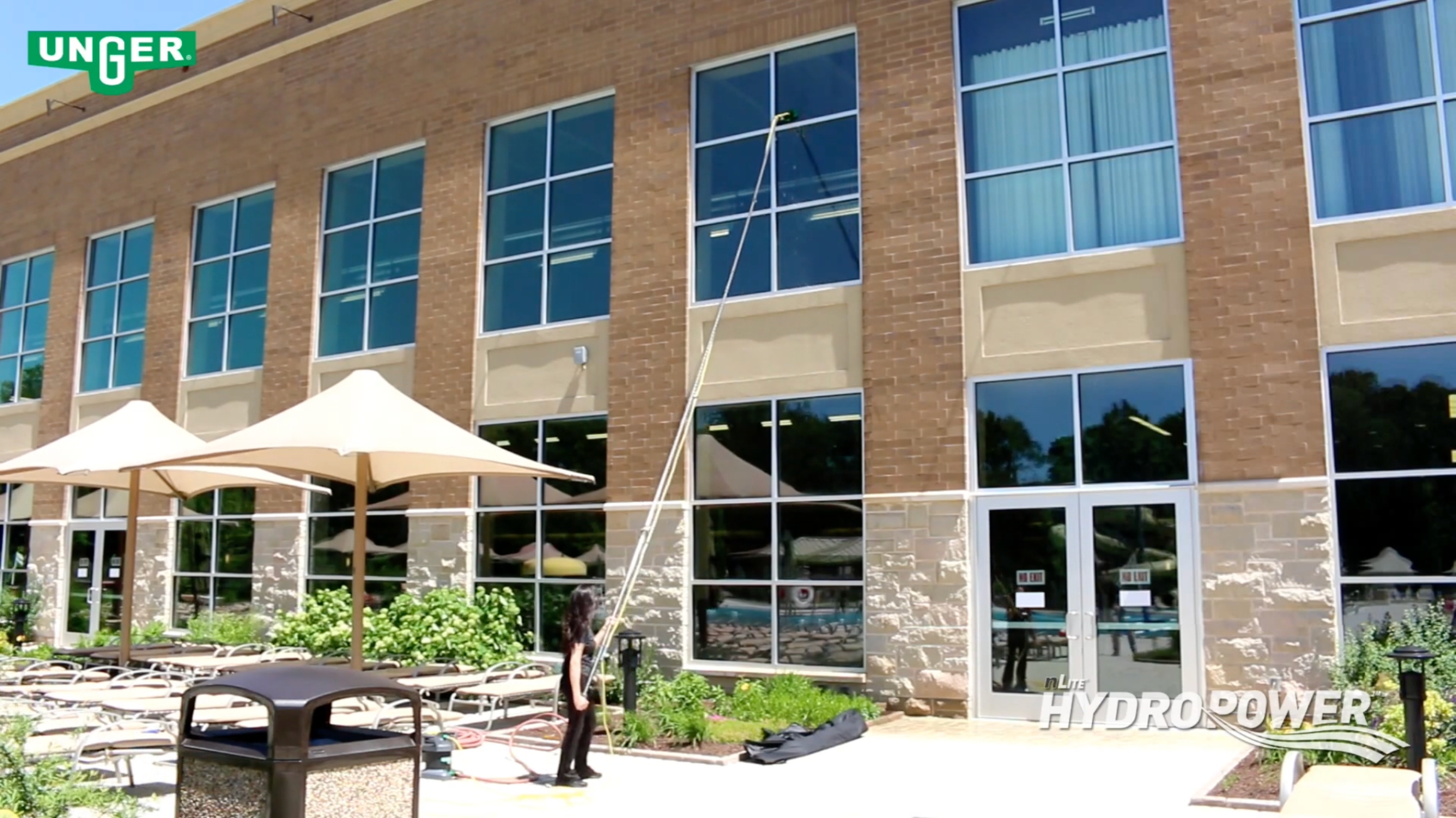 Vệ sinh kính mặt kính trên cao cho tòa nhà khách sạn dễ dàng hơn nhờ bộ vệ sinh kính HydroPower Unger