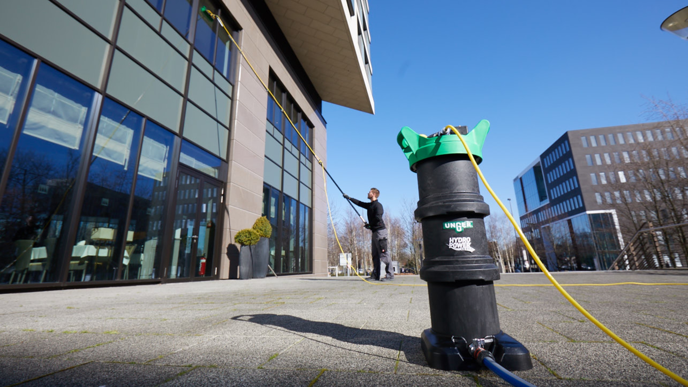 Tăng hiệu quả vệ sinh ở khu vực trên cao nhờ bộ vệ sinh kính HydroPower Unger