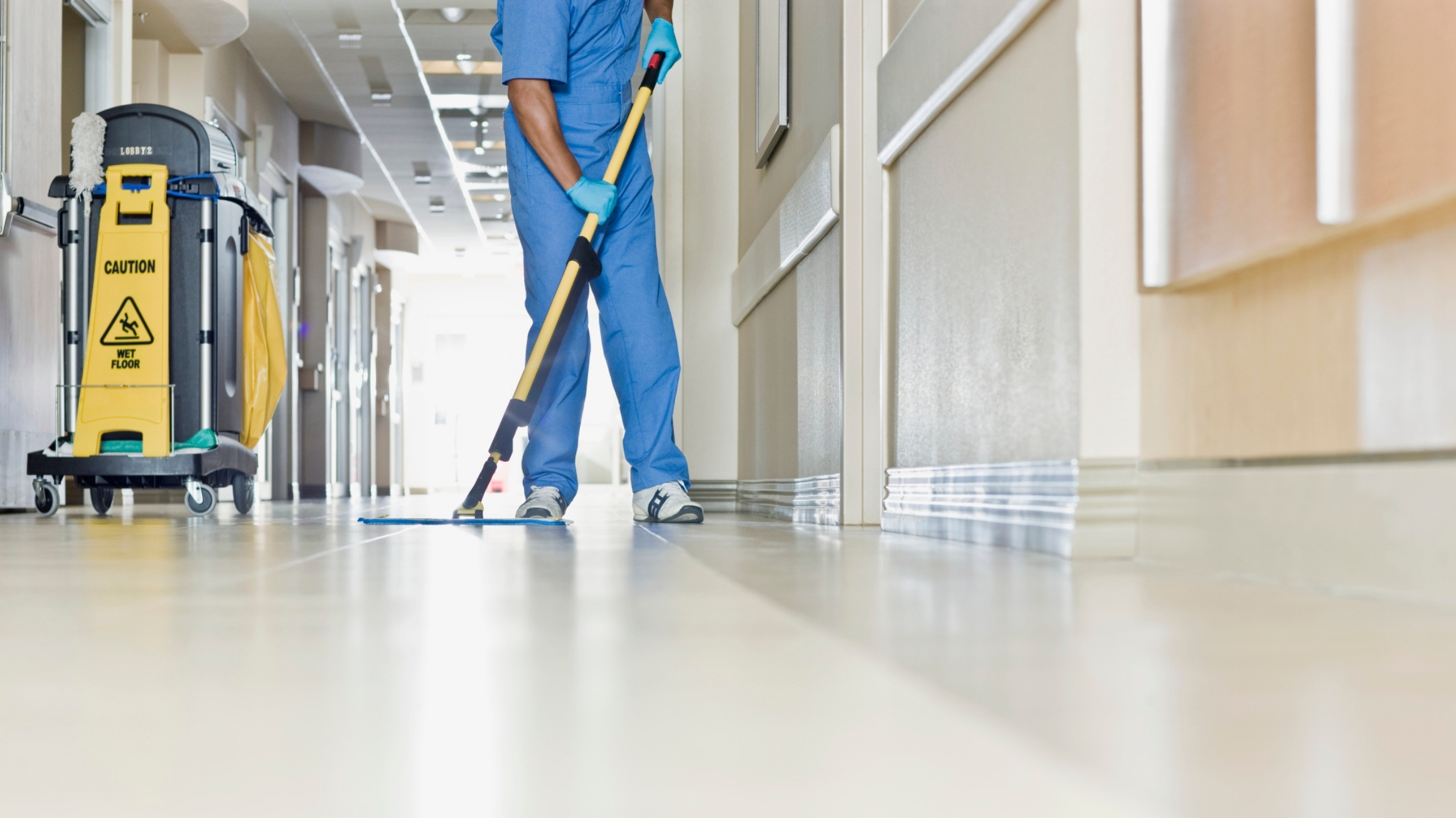 Khó hơn là yêu cầu phải làm sạch nhanh, khô nhanh, hạn chế ảnh hưởng tới khách đi lại